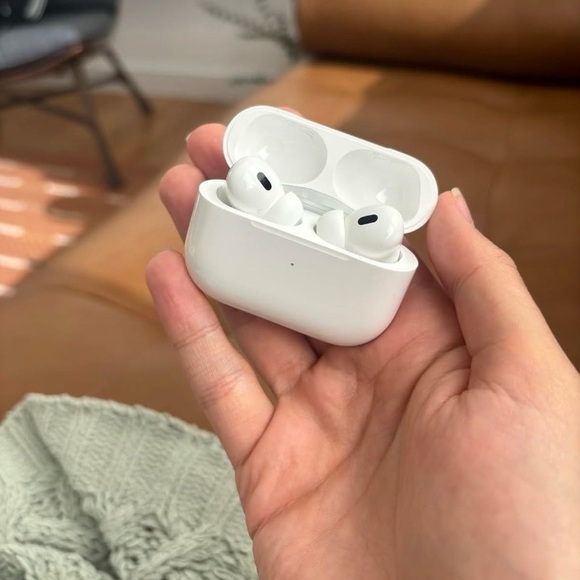 Apple AirPods Pro 2 2nd Generation with MagSafe Case - Picture 4 of 4